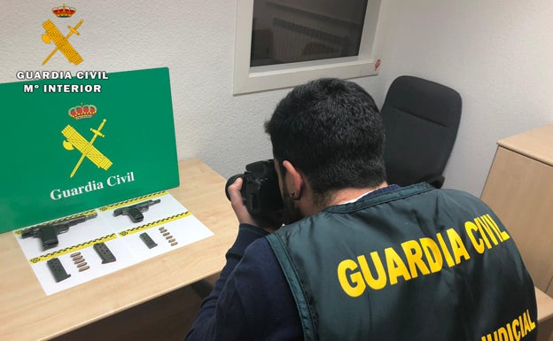 La Guardia Civil detiene en Arévalo a dos individuos por tenencia ilícita de armas