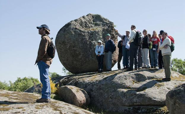 ¿Te gustaría convertirte en el padrino o la madrina de una roca?