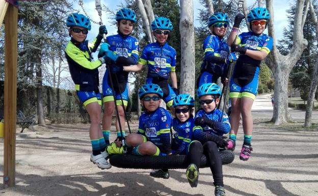Los corredores de la Escuela de Ciclismo Salmantina regresan de Aranda de Duero con varios 'top-ten'