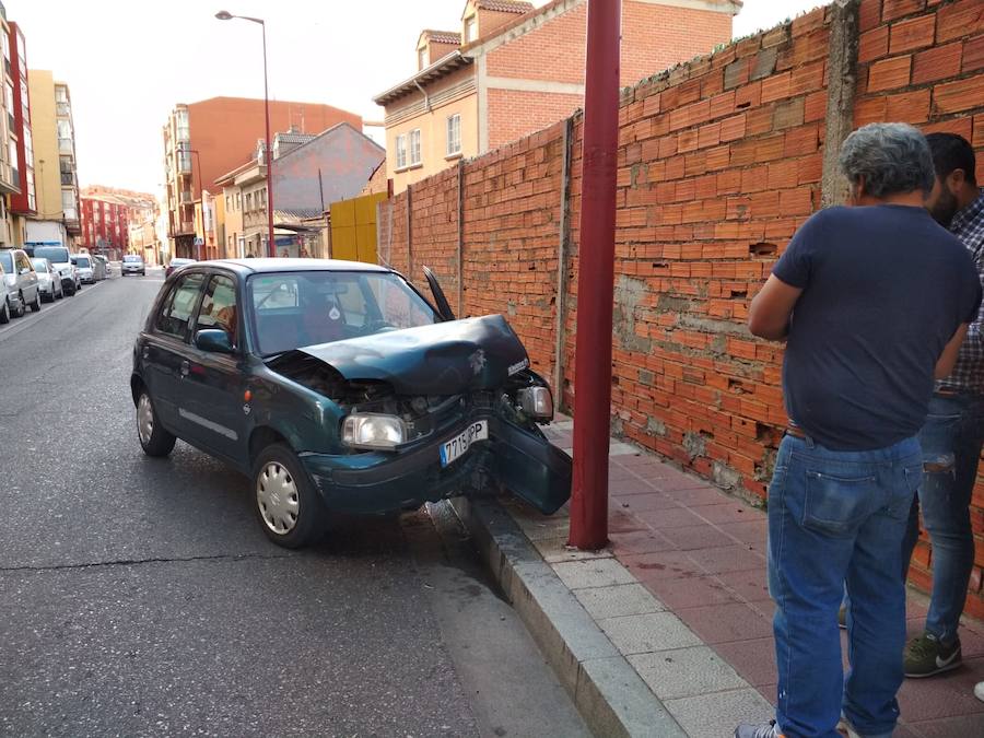 Choca contra una farola al intentar esquivar a otro coche en el barrio vallisoletano de Pilarica