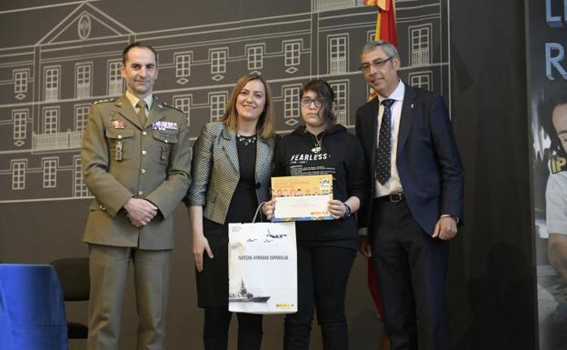 Judit Merino, del IES Núñez de Arce, recibe el premio literario de Defensa