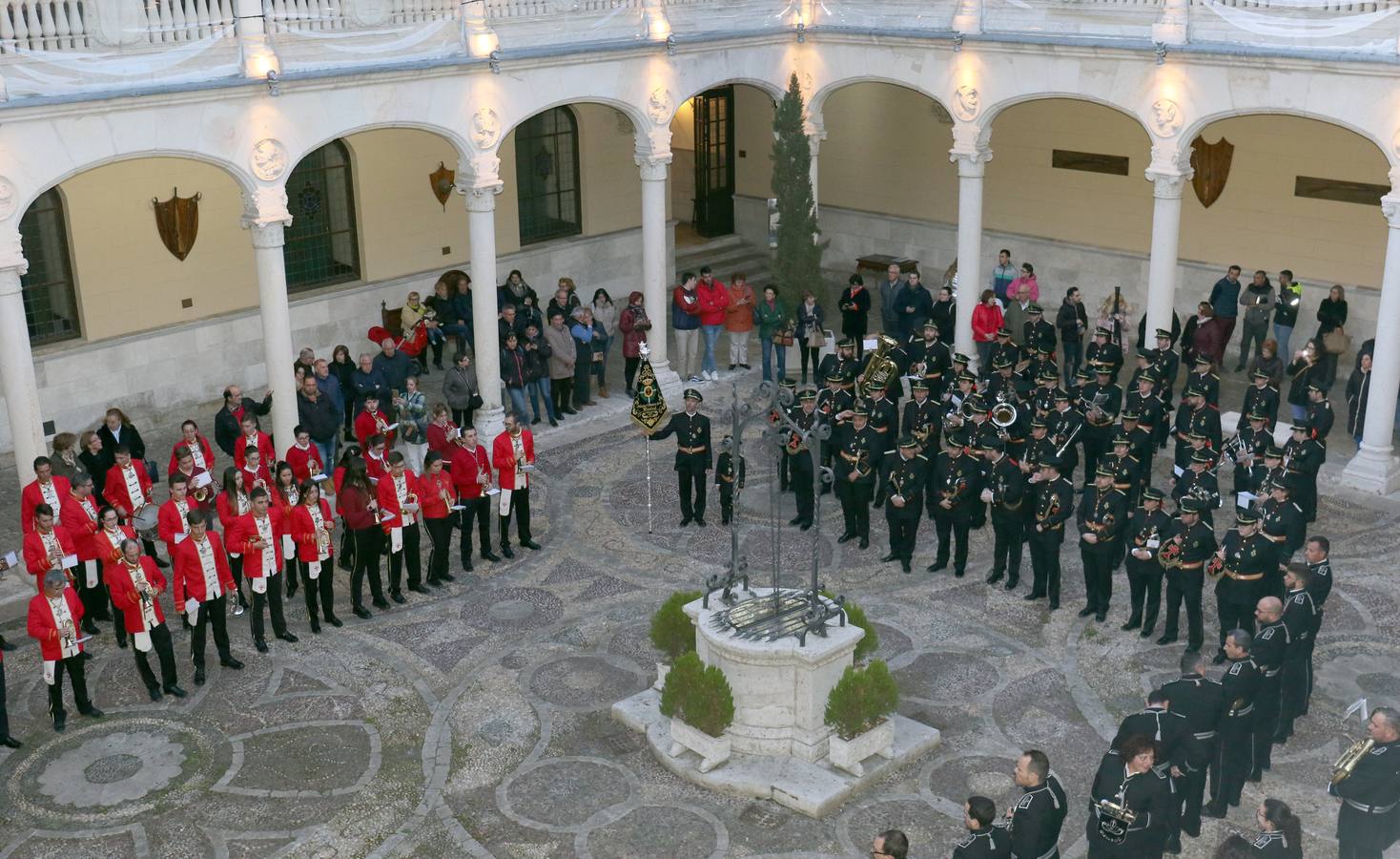 Encuentro de cornetas y tambores de Semana Santa en el Palacio Real de Valladolid