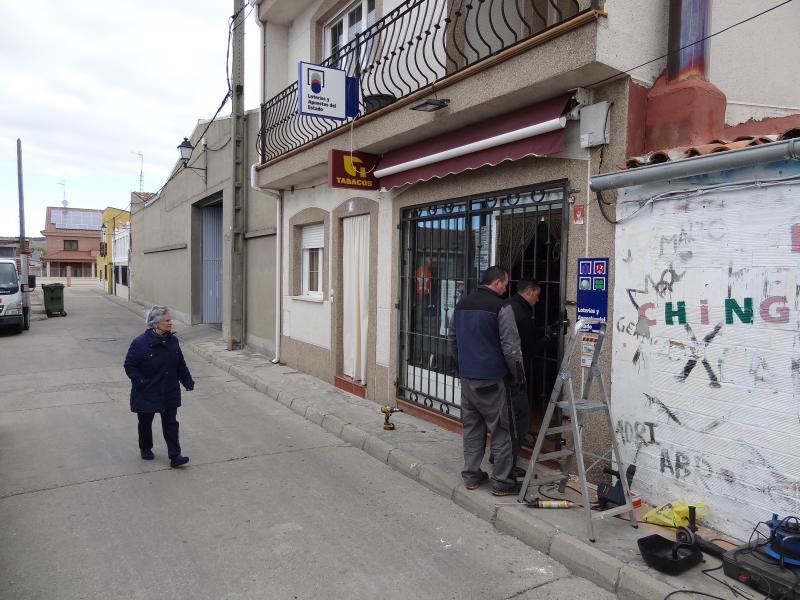 Desvalijan un bar y un estanco de Renedo en una hora y huyen con 8.000 euros