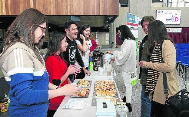 Universitarios que aprender a enseñar a miles de kilómetros