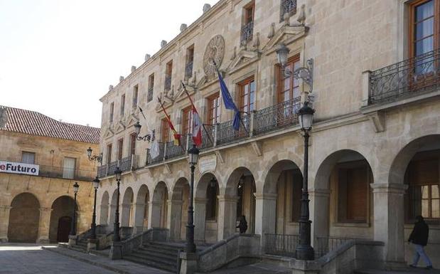 La concejala de Urbanismo Ana Alegre explica que no se ampliarán las plazas de zona azul al menos hasta 2021