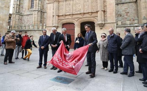 Una placa en el Patio de Escuelas inmortaliza el VIII Centenario de la Universidad de Salamanca