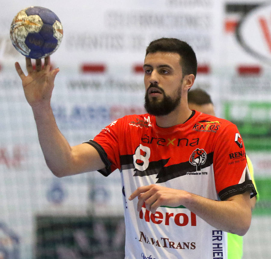 Victoria del Balonmano Nava ante el Barcelona B (32-29)