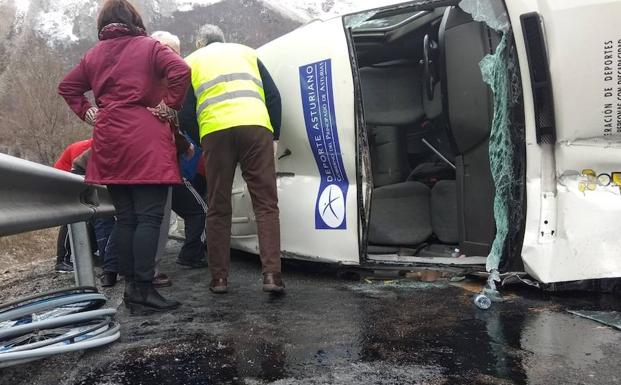 Nueve heridos en el vuelco de un furgón que llevaba a un equipo de baloncesto adaptado en la AP66 en Caldas de Luna