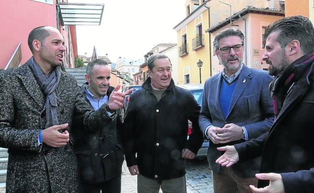 Tudanca: «El PP, con una mano promete y con la otra recorta»