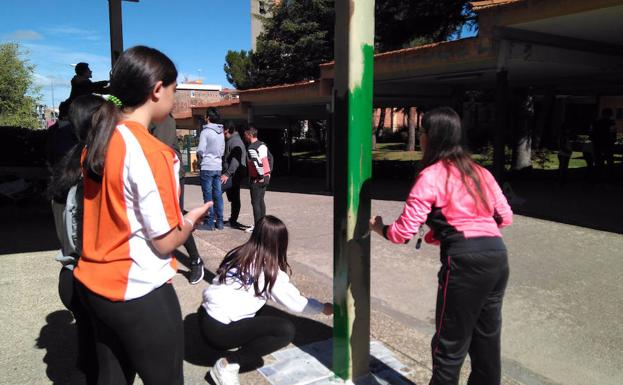 Los alumnos de La Albuera redecoran el patio para fomentar la convivencia