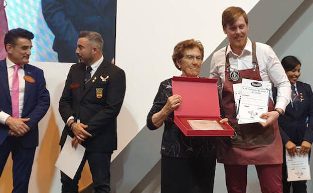 Un barman gaditano elabora el mejor cóctel de orujo 2019