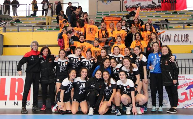 El cadete femenino del BM Salamanca, invicto campeón de Castilla y León