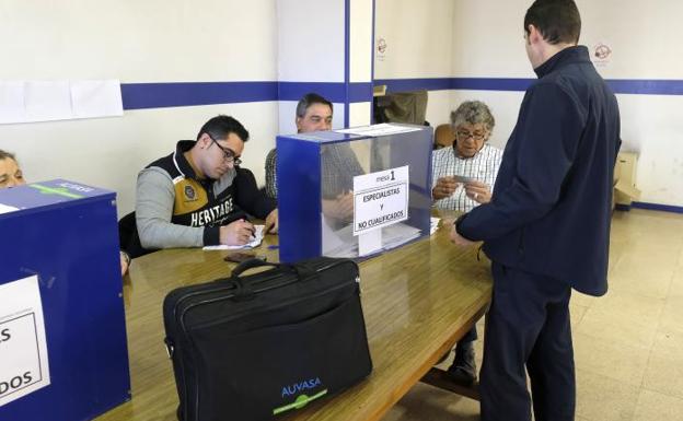 CC OO y UGT sacan adelante la propuesta de negociar todo el texto del convenio de Auvasa