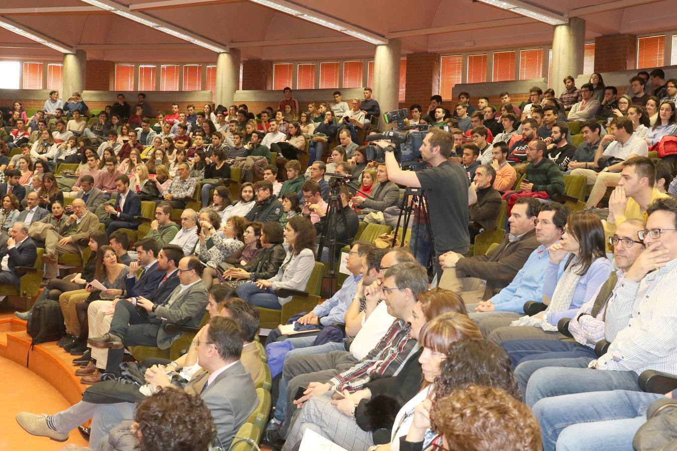 Reyes Maroto, Pilar del Olmo, Luis Garicano y Nacho Álvarez debaten sobre problemas de la comunidad