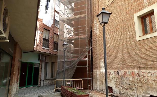 Los vecinos de la plaza del Viejo Coso de Valladolid tendrán su primer ascensor en 45 días