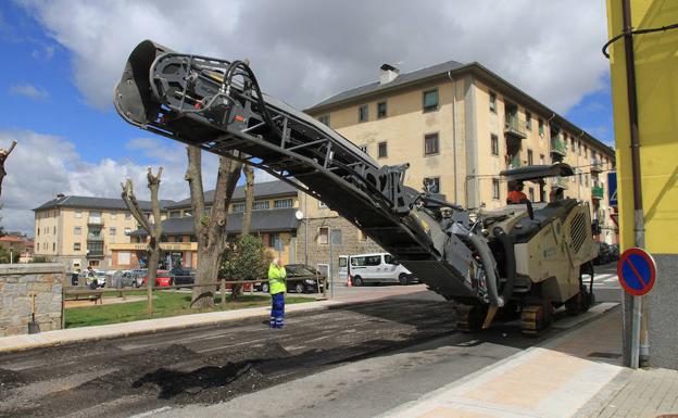 El Ayuntamiento baraja realizar algunas obras de asfaltado por la noche