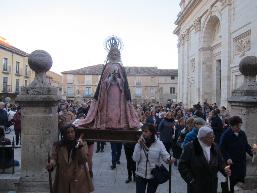 Rioseco traslada la Virgen de la Cruz para que presida la popular rodillada