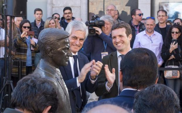 Pablo Casado y Suárez Illana reivindican el discurso de la 'concordia social' frente a la estatua de Adolfo Suárez
