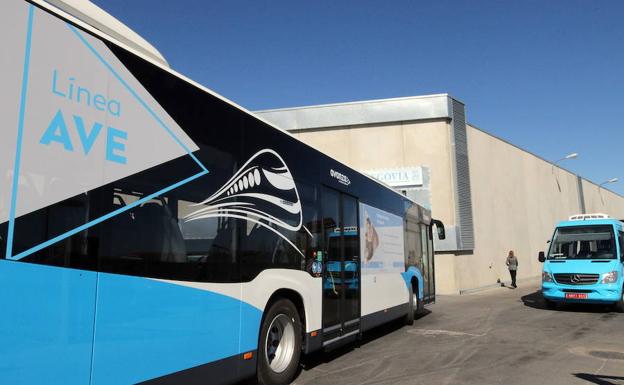 El difícil encaje del bus urbano con los horarios de trenes Ave en una estación a seis kilómetros de la capital