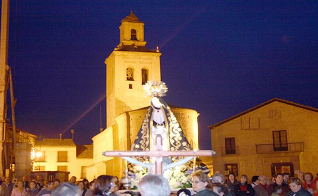 El 'Vía Matris' con el paso de la Virgen de Dolores abrió anoche las procesiones de la Semana Santa de Arévalo