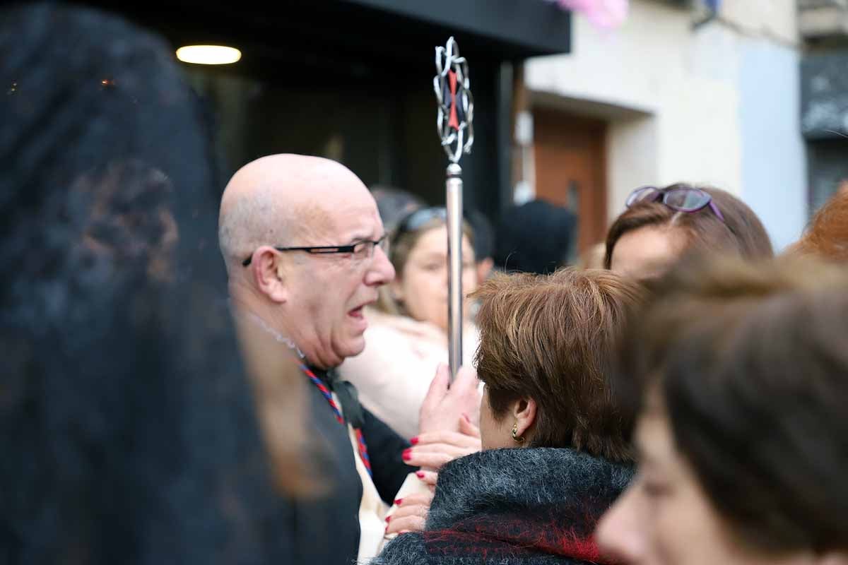 Aplausos al regreso del cristo burgalés accidentado a su iglesia