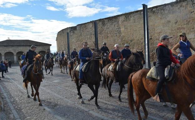 Medio centenar de jinetes recorren el patrimonio fortificado de la zona de Ciudad Rodrigo