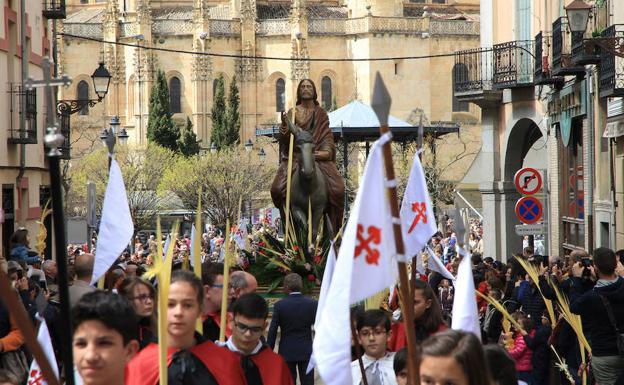 Cientos de segovianos llenan el casco histórico para asistir a la procesión de La Borriquilla