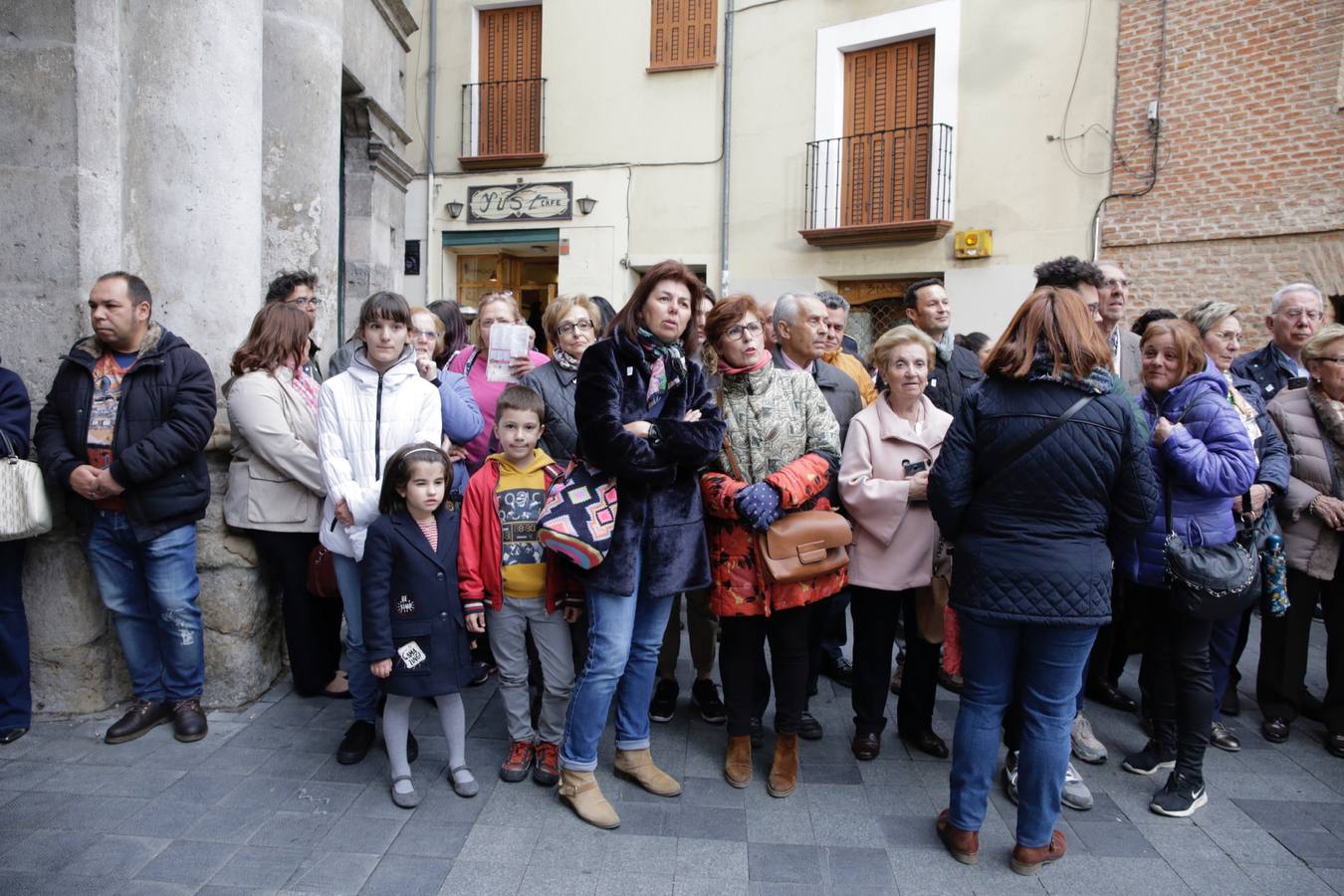 Público en la procesión del Santísimo Rosario del Dolor de Valladolid (1/2)