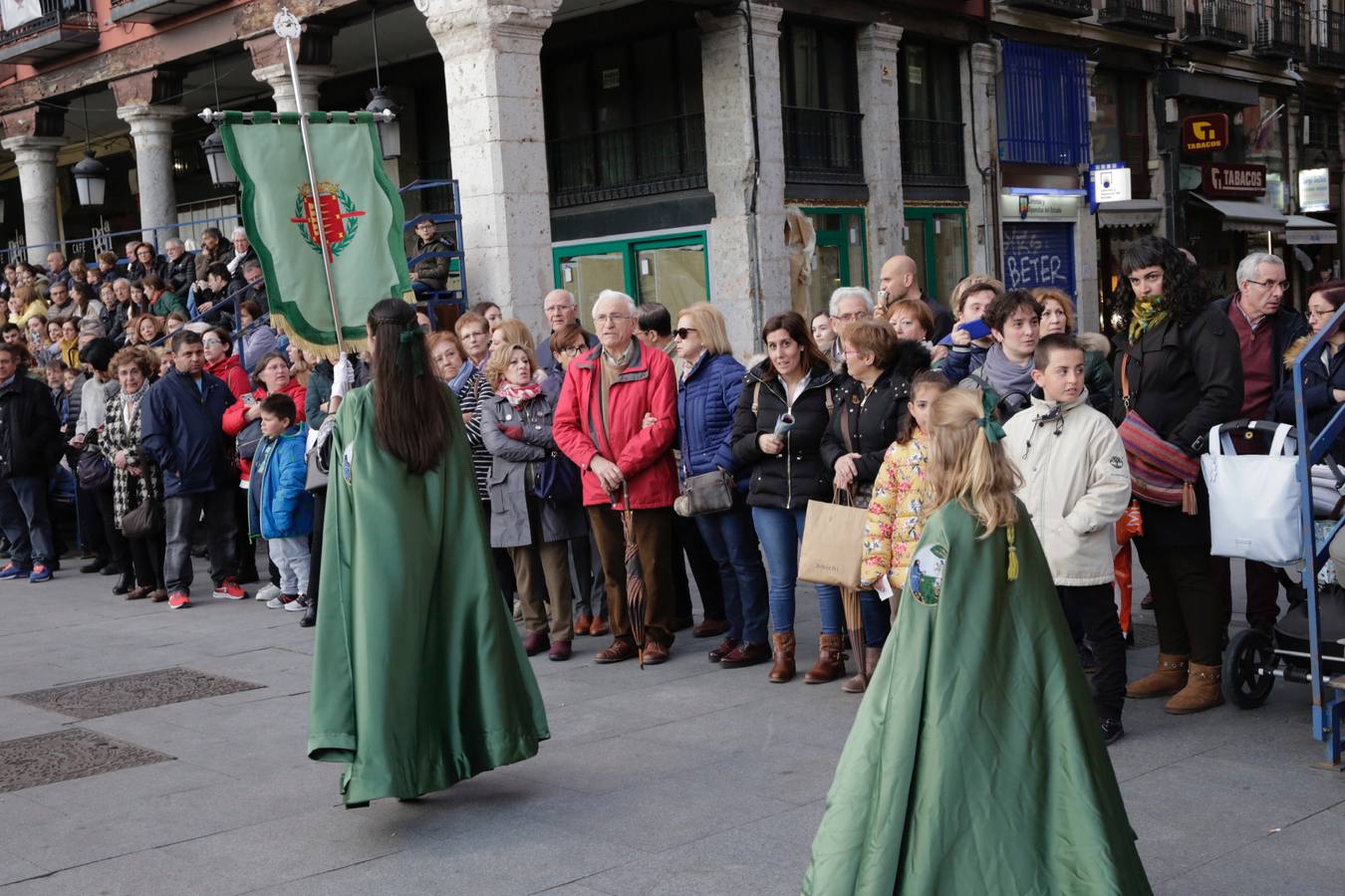 Público en la procesión del Santísimo Rosario del Dolor de Valladolid (2/2)