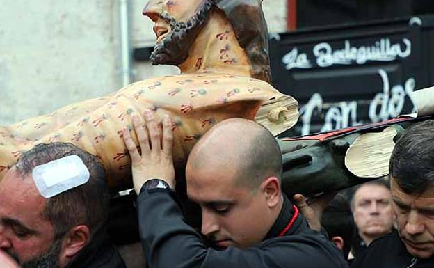 La restauración de la talla del Santísimo Cristo de Burgos sería sencilla y la Hermandad estudia esta solución