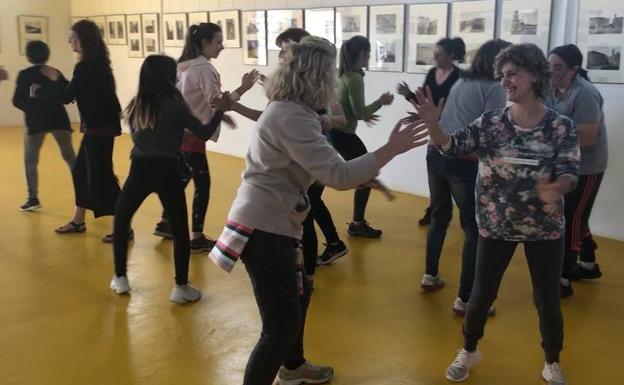 Un grupo de mujeres de Husillos participan en un taller de defensa personal