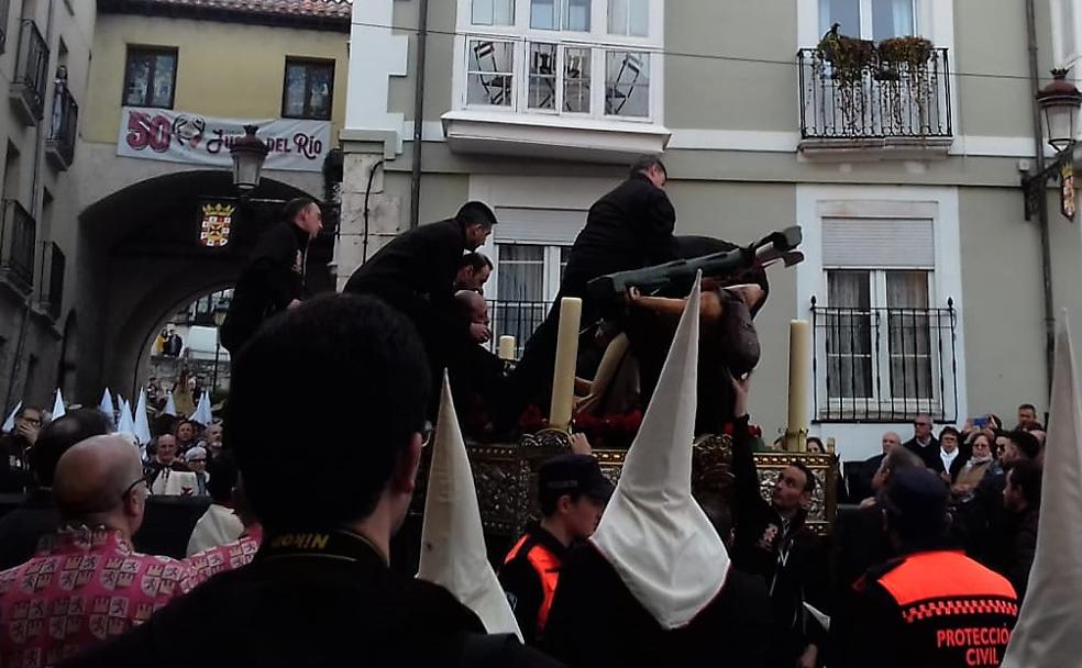 Estupor en Burgos ante la caída de la imagen del Santísimo Cristo en plena procesión
