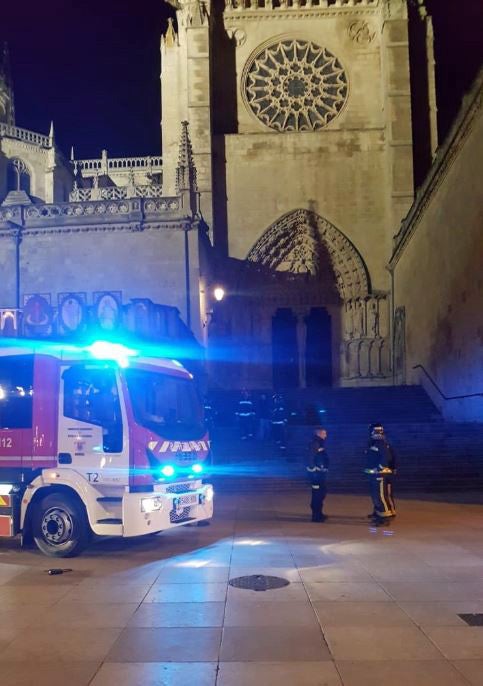 El dispositivo antipalomas de la Catedral de Burgos activa a los bomberos en la noche del incendio de Notre Dame