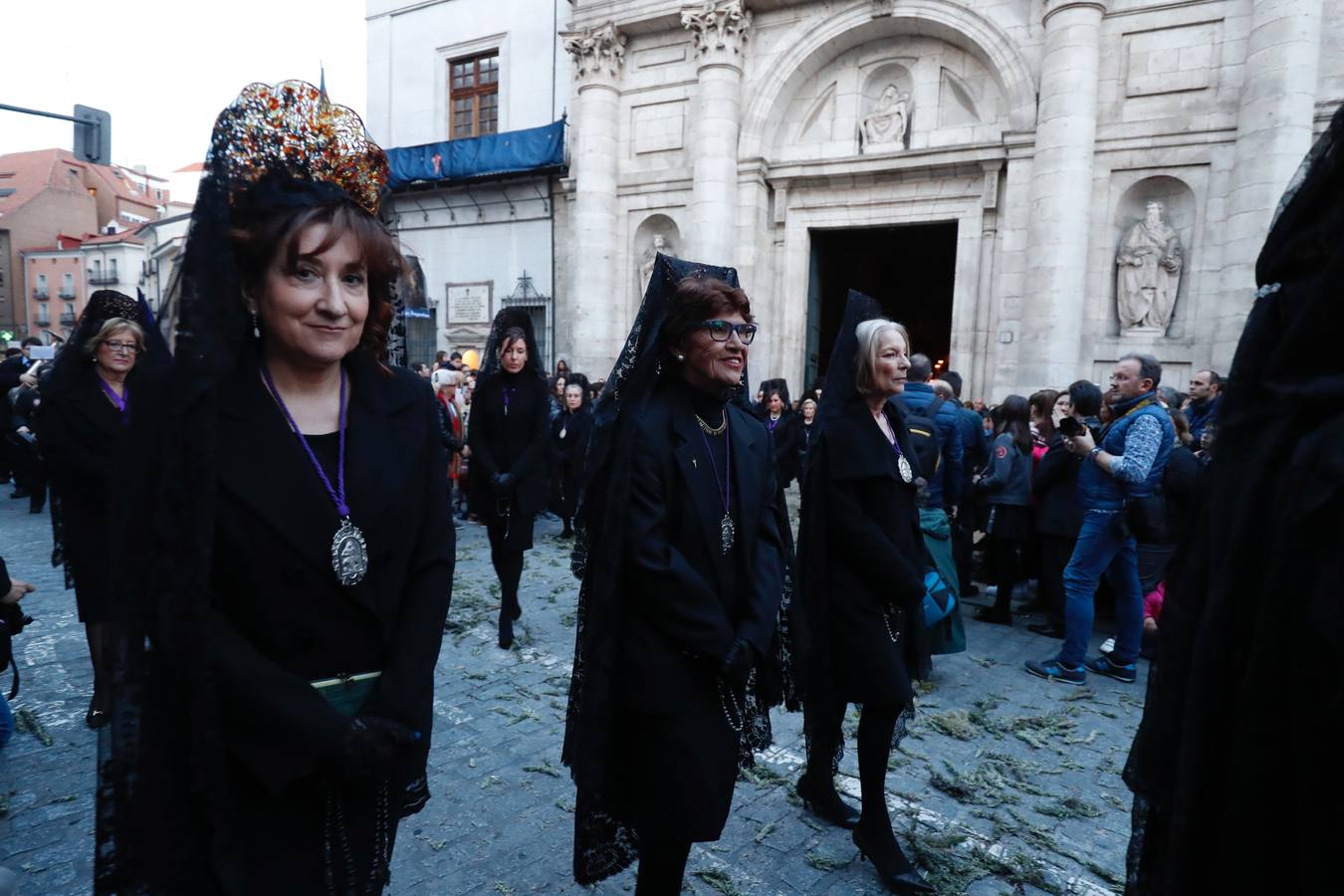 Público en la procesión del Encuentro del Martes Santo en Valladolid (1/2)