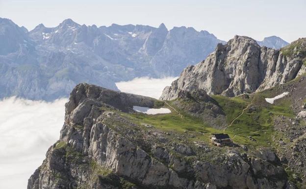 Las Federaciones de Montaña de León, Asturias y Cantabria piden crear más zonas de aterrizaje de helicópteros en Picos de Europa