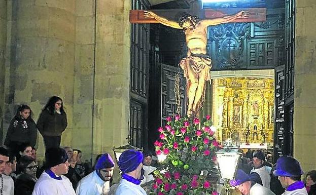 Medina de Rioseco procesiona al Cristo de la Clemencia