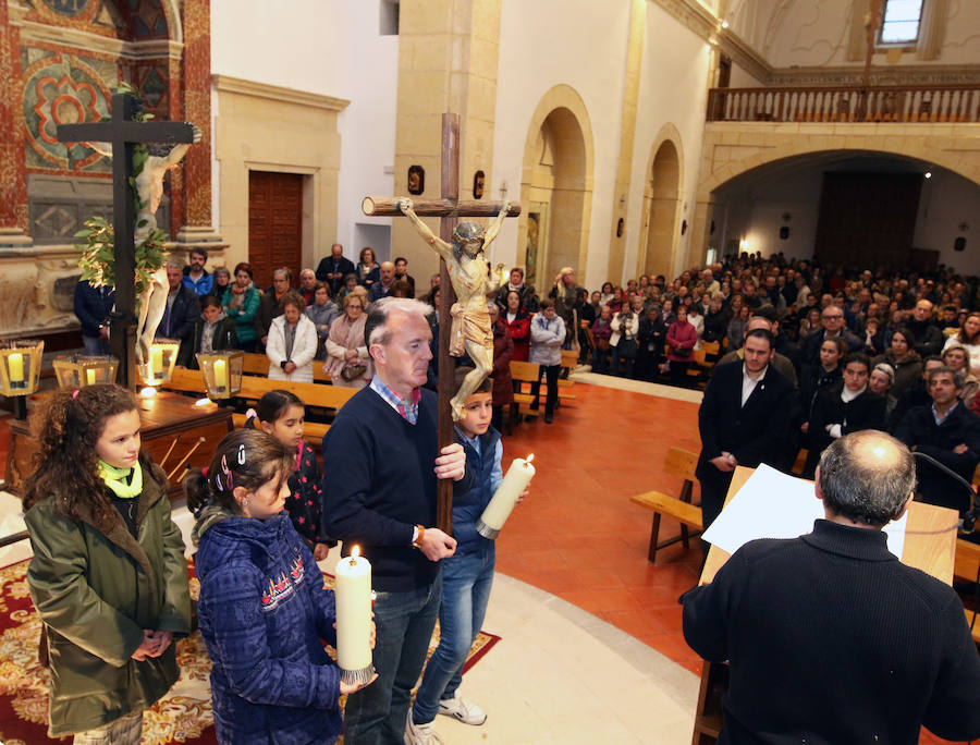 La lluvia obliga a celebrar el Via Crucis de Los Carmelitas en la iglesia