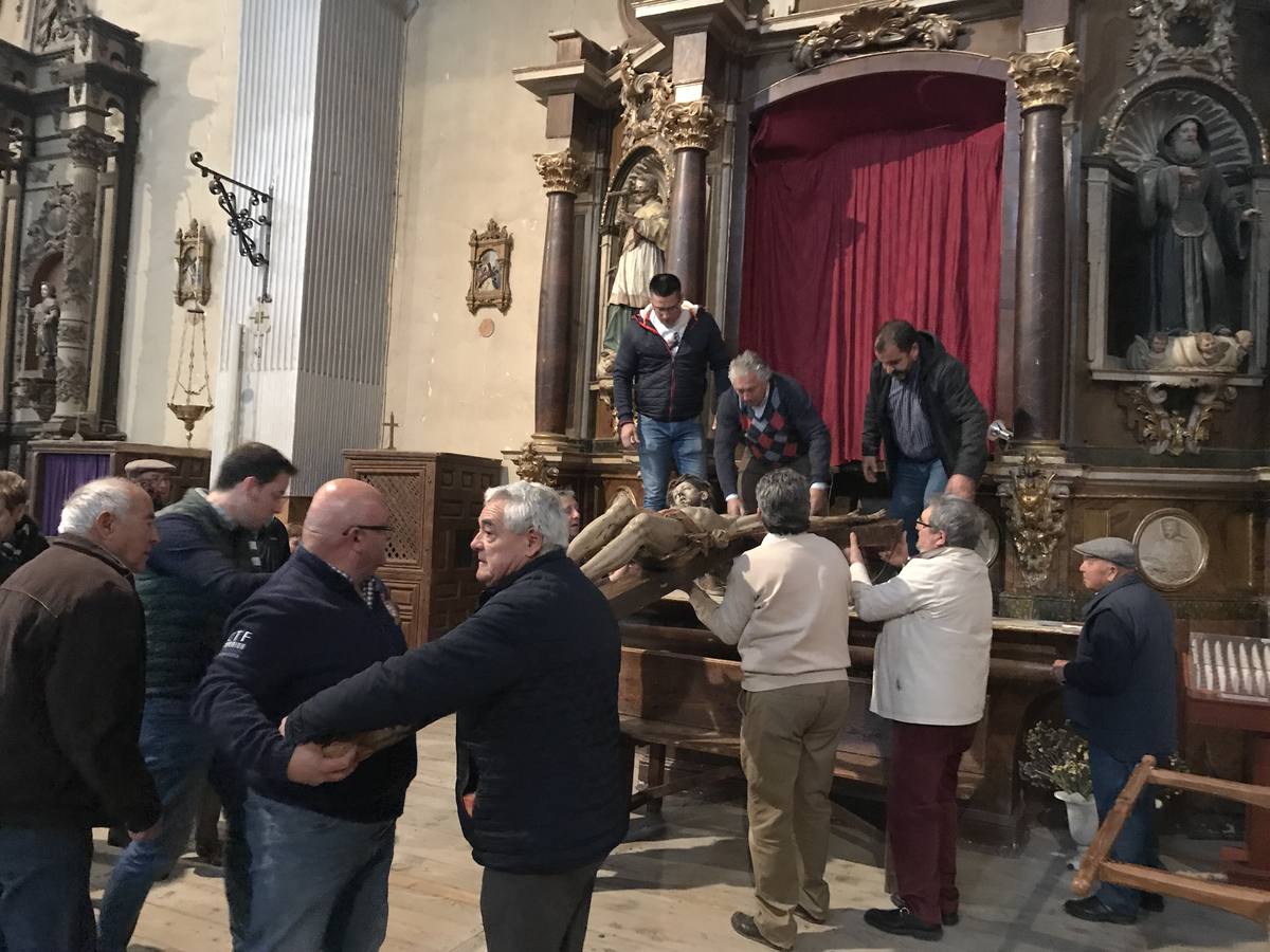 Los vecinos de Alaejos lavan las llagas con vino al Cristo de la Salud y a Jesús Atado a la Columna
