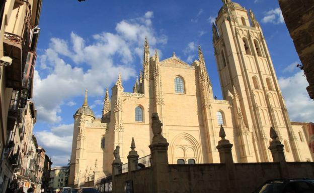 La Diócesis de Segovia se plantea actualizar el plan antiincendios de la Catedral con los bomberos