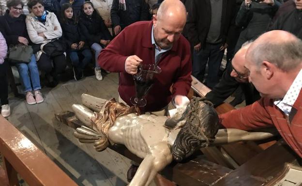 Alaejos rememora el rito de la bajada y el lavatorio con vino del Cristo de la Salud