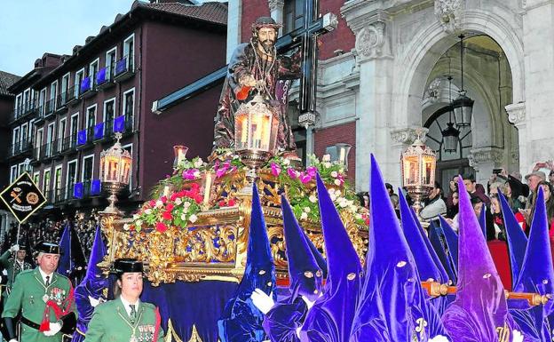 El Nazareno desafía a la lluvia y realiza el Vía Crucis sin sobresaltos