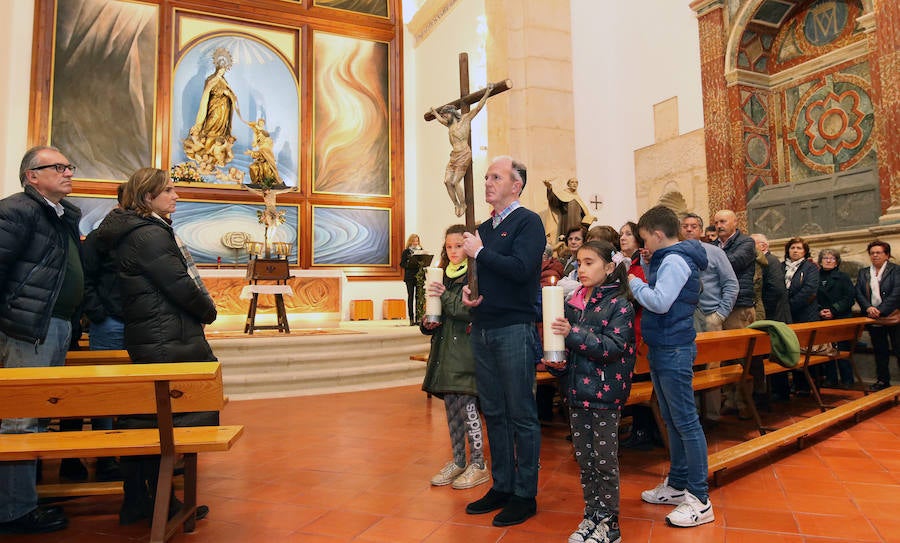 La lluvia arruina la espectacularidad del vía Crucis de los Carmelitas