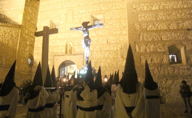 La procesión del 'Miserere' llenó de silencio la noche del Miércoles Santo en Arévalo