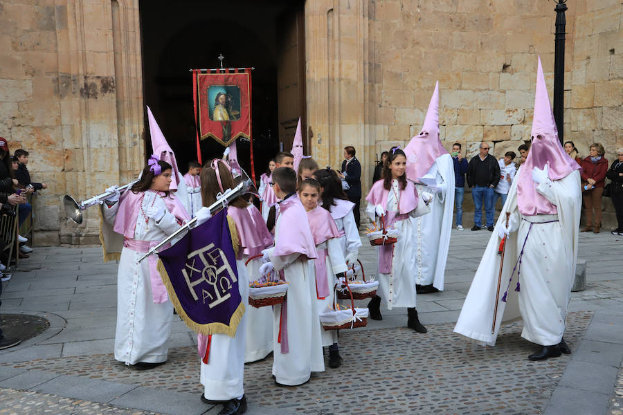 La Seráfica desafía a la lluvia y procesiona en Salamanca