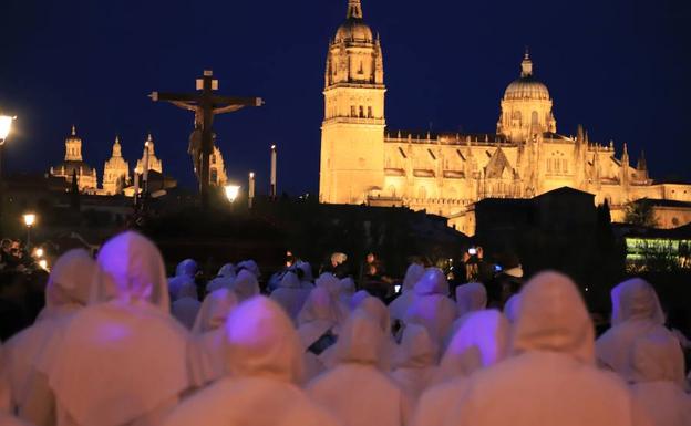 La lluvia no se apiada de Amor y Paz y frena su procesión en el Puente Romano