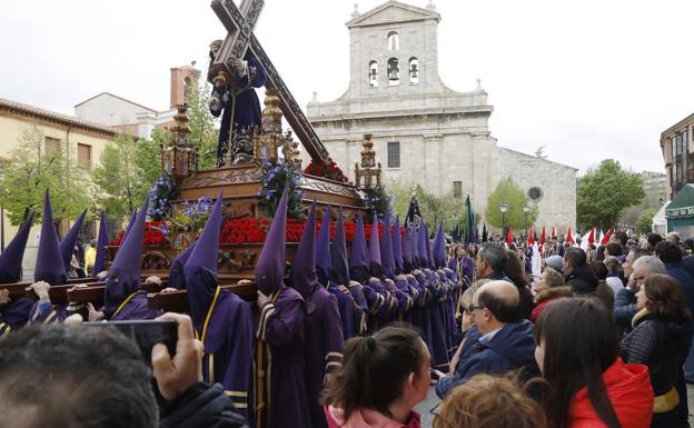 Los Nazarenos retan al mal tiempo con un recorrido más corto en Los Pasos