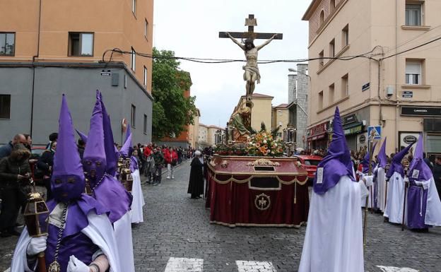 Lanzan dos huevos a la procesión de la cofradía de San José justo al salir de la iglesia