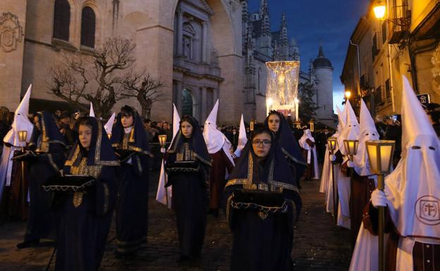 El tiempo concede una tregua y respeta una Procesión de los Pasos mermada