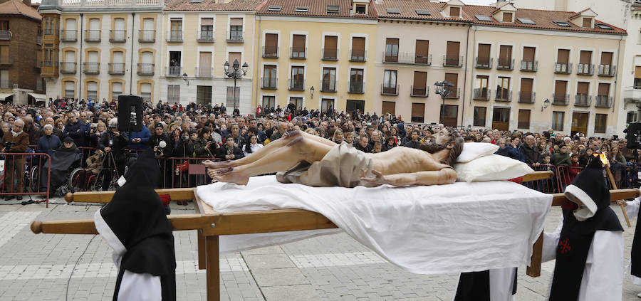 Miles de personas siguen el Descendimiento y el Santo Entierro en Palencia