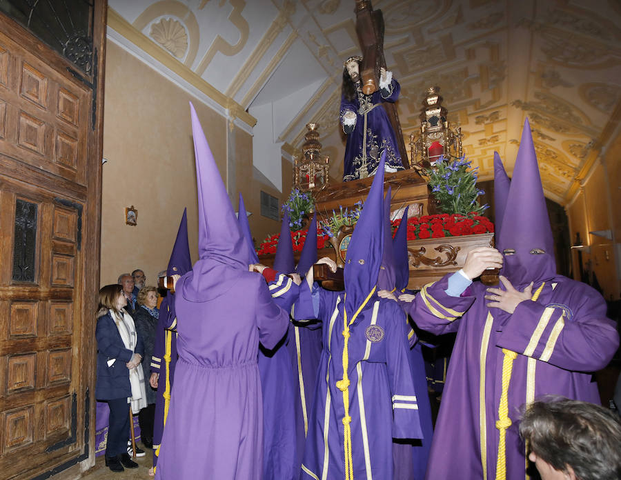 Los nazarenos contemplaron a 'El Viejo' de madrugada en su capilla